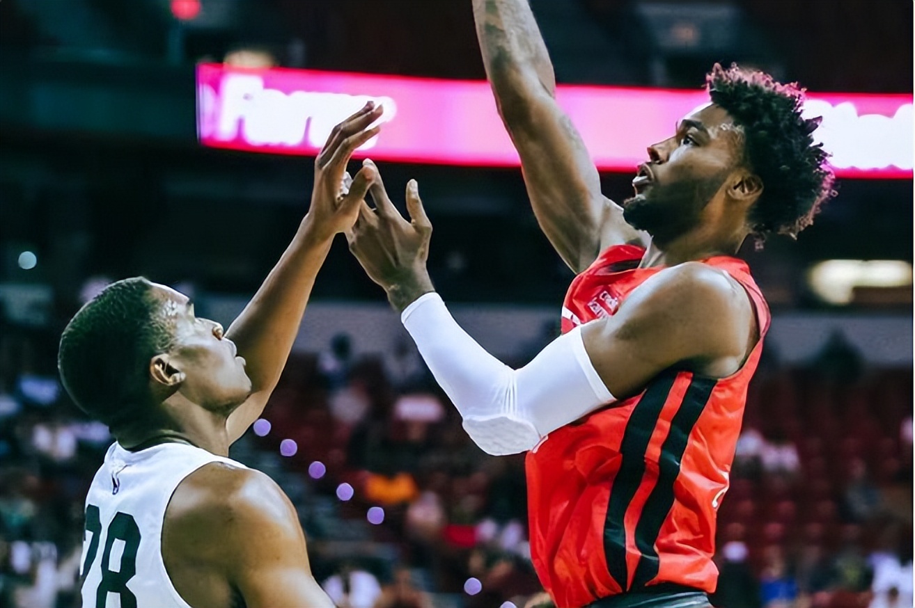 夺冠首场状态出色,老鹰观众沸腾!,莱万多夫斯基重返赛场赛场气氛高涨 夺冠首场状态出色,老鹰观众沸腾!,莱万多夫斯基重返赛场赛场气氛高涨