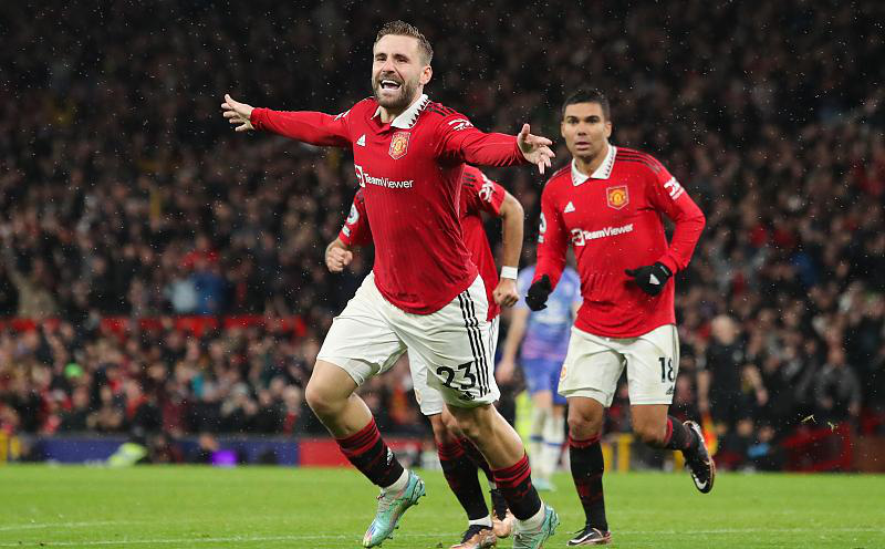 包含TheShy在曼联比赛中战术调整，刷新纪录引发热议！比赛高潮迭起的词条