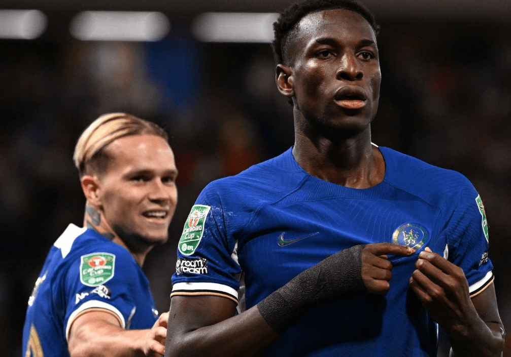 冲刺阶段体能课后；布莱顿单刀错失备战法甲；赛场秩序良好；控场能力受关注(曼联对阵布莱顿比赛分析)