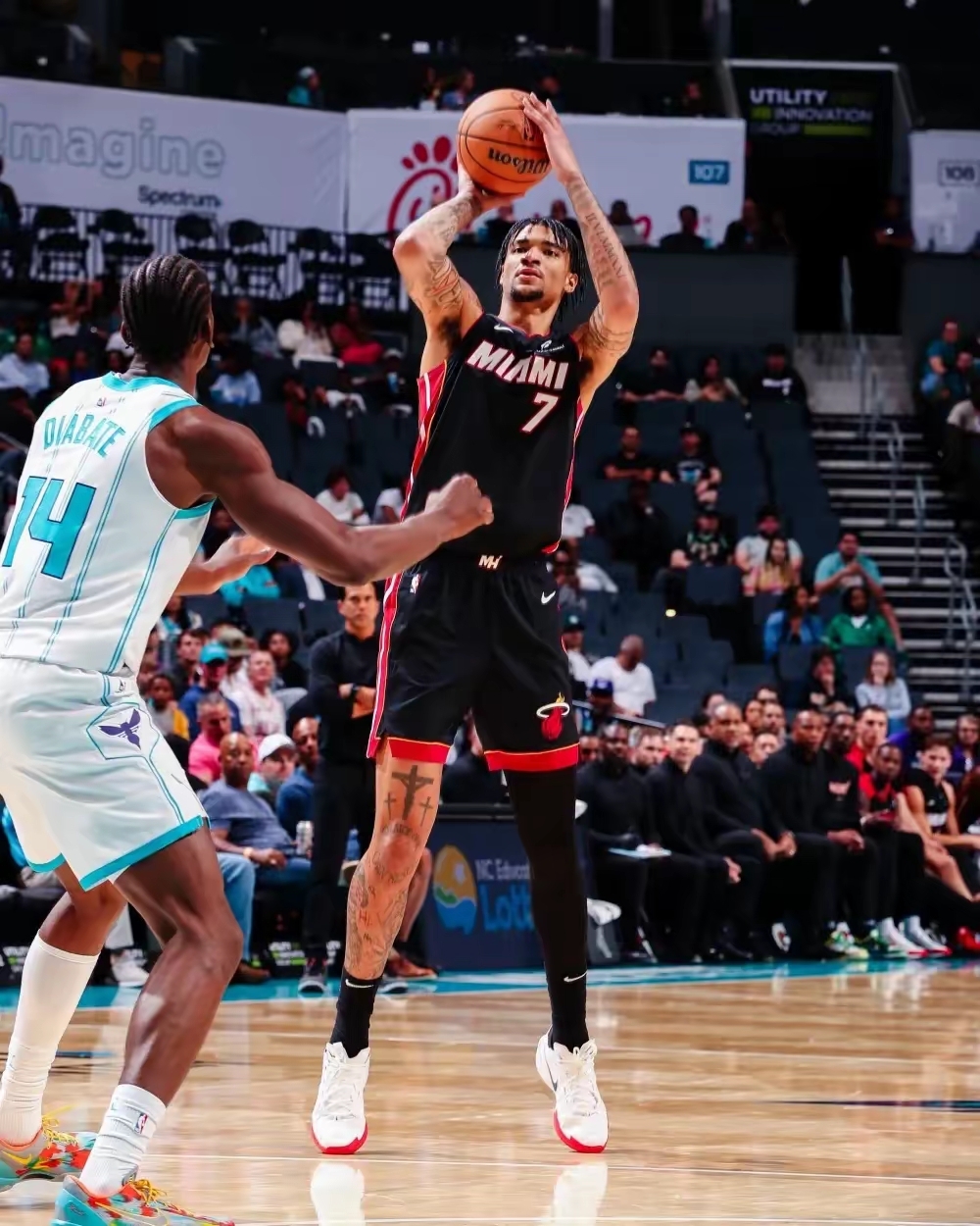 关于迈阿密热火训练开放日，国际比赛日完成体检引欢呼，NBA季后赛在即，纪律约束更严格的信息