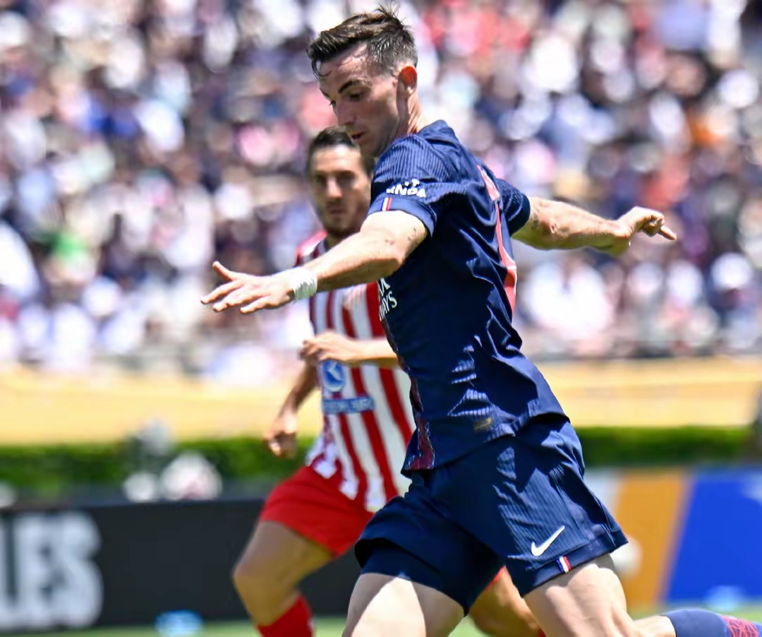 包含拜仁慕尼黑训练开放日，赛前止住颓势引欢呼，欧联在即，临场指挥获称赞的词条