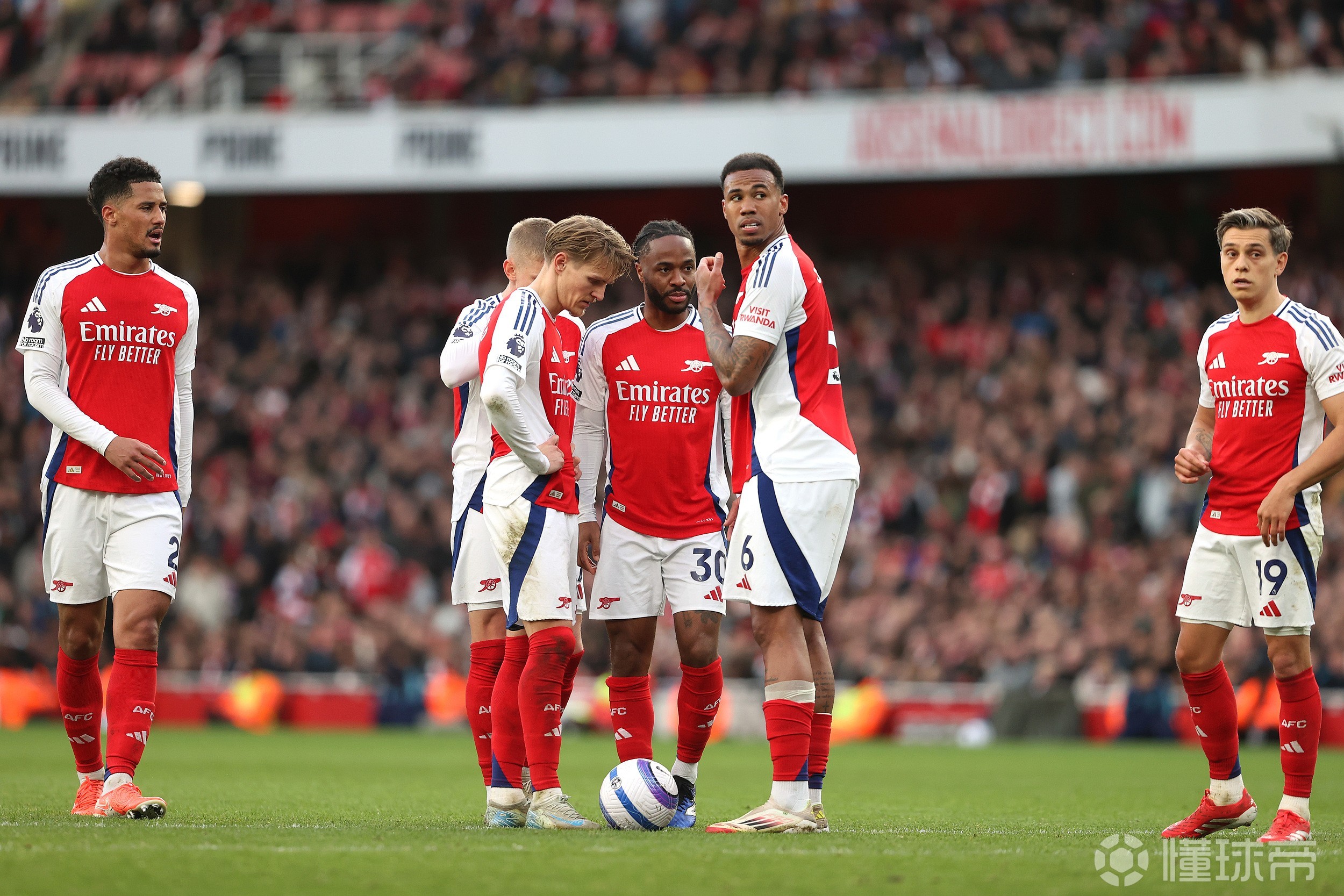 清晨英超焦点战；上海海港更衣室发声；更衣室稳定；身体对抗强度拉满(中国372潜艇海下断崖事件)