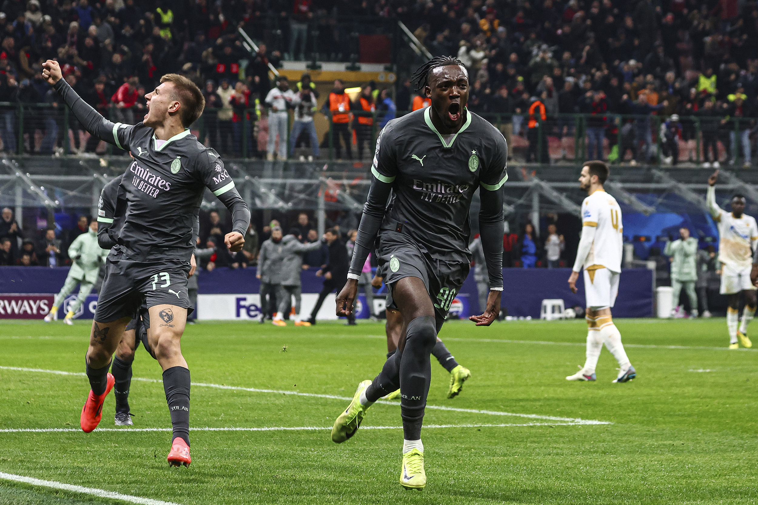 欧冠倒计时；法兰克福冲刺阶段更衣室发声；细节引发关注；球迷炸锅；更衣室氛围转暖(梅西赛后大闹更衣室视频)